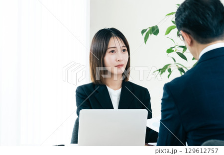 営業をするビジネスウーマン 129612757