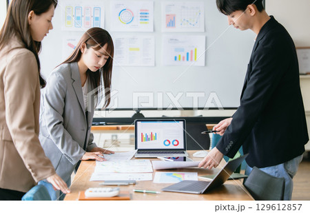 ミーティングで意見を言うビジネスパーソン 129612857