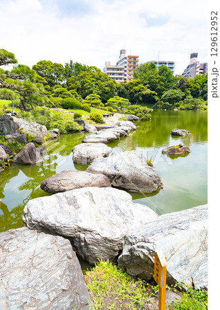 初夏の清澄庭園　磯渡り 129612952