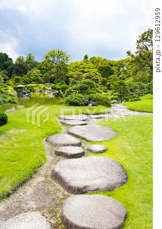 初夏の清澄庭園 129612959