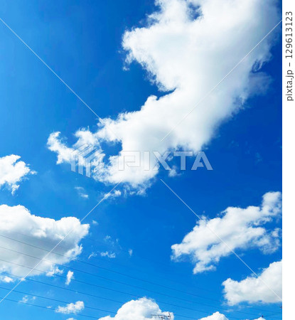 夏の爽やかな青空と白い雲 129613123