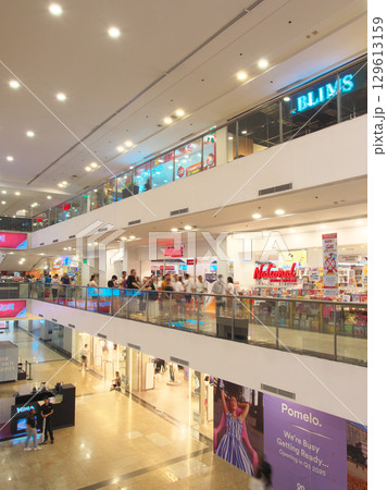 躍動するフィリピン - マニラ・マカティの高級ショッピングモール 　都市景観（2025年6月） 129613159