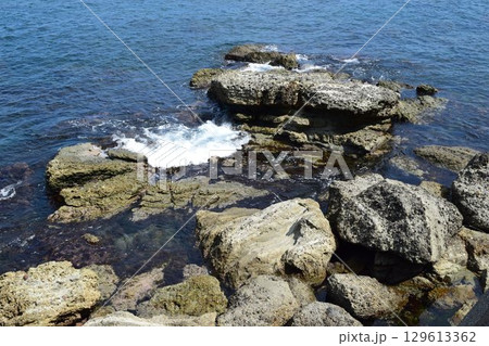 庄内海岸の岩場風景 129613362