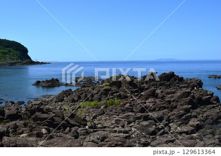 庄内海岸の岩場風景 129613364
