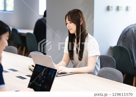 パソコン操作をする女性 パソコン操作をする女性 129613370