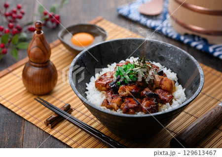 照り焼きタレが香ばしい焼き鳥丼 熱々ご飯とジューシー鶏肉 ランチや夕食・広告メニューに最適 照り焼きタレが香ばしい焼き鳥丼 熱々ご飯とジューシー鶏肉 ランチや夕食・広告メニューに最適 129613467