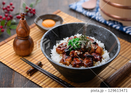 照り焼きタレが香ばしい焼き鳥丼　熱々ご飯とジューシー鶏肉　ランチや夕食・広告メニューに最適 129613471