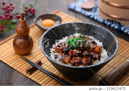 照り焼きタレが香ばしい焼き鳥丼 熱々ご飯とジューシー鶏肉 ランチや夕食・広告メニューに最適 照り焼きタレが香ばしい焼き鳥丼 熱々ご飯とジューシー鶏肉 ランチや夕食・広告メニューに最適 129613472