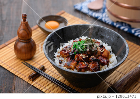 照り焼きタレが香ばしい焼き鳥丼 熱々ご飯とジューシー鶏肉 ランチや夕食・広告メニューに最適 照り焼きタレが香ばしい焼き鳥丼 熱々ご飯とジューシー鶏肉 ランチや夕食・広告メニューに最適 129613473