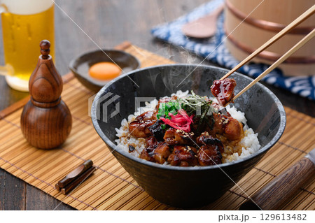 照り焼きタレが香ばしい焼き鳥丼　熱々ご飯とジューシー鶏肉　ランチや夕食・広告メニューに最適 129613482