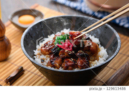 照り焼きタレが香ばしい焼き鳥丼 熱々ご飯とジューシー鶏肉 ランチや夕食・広告メニューに最適 照り焼きタレが香ばしい焼き鳥丼 熱々ご飯とジューシー鶏肉 ランチや夕食・広告メニューに最適 129613486