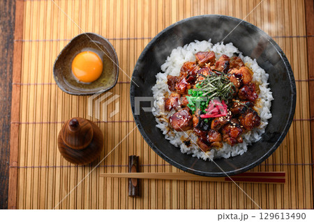 照り焼きタレが香ばしい焼き鳥丼 熱々ご飯とジューシー鶏肉 ランチや夕食・広告メニューに最適 照り焼きタレが香ばしい焼き鳥丼 熱々ご飯とジューシー鶏肉 ランチや夕食・広告メニューに最適 129613490