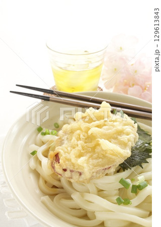 さつまいもの天ぷらうどん 129613843