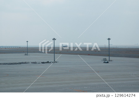 飛行機のある風景~国際線空港のジャンボジェット機の離着陸の光景(送迎デッキからの風景) 飛行機のある風景~国際線空港のジャンボジェット機の離着陸の光景(送迎デッキからの風景) 129614274