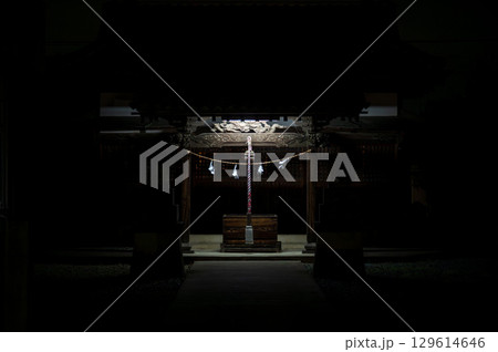 薄暗い夜の神社 129614646