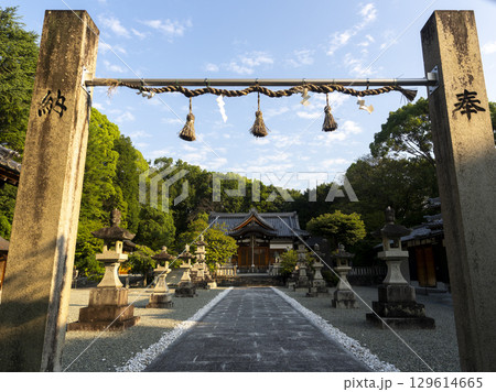 朝日に照らされた神社の注連石と注連縄 朝日に照らされた神社の注連石と注連縄 129614665