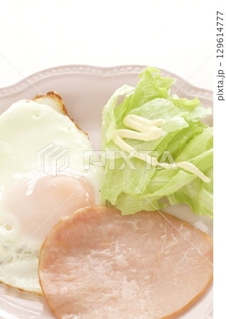 朝食のハムエッグ 129614777