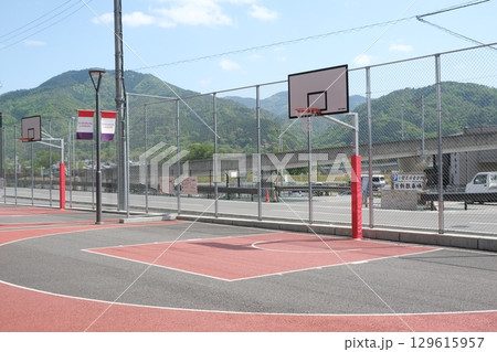 屋外の3x3用バスケットコート 129615957