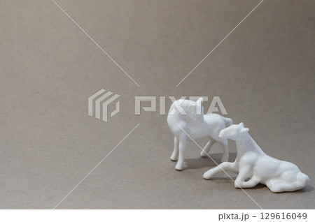 2026年の干支　白い陶器のウマ 129616049