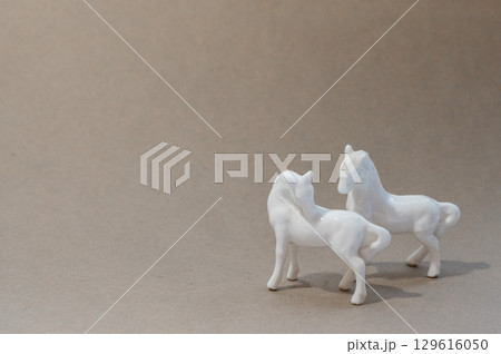 2026年の干支　白い陶器のウマ 129616050