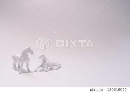 2026年の干支 白い陶器のウマ 2026年の干支 白い陶器のウマ 129616053
