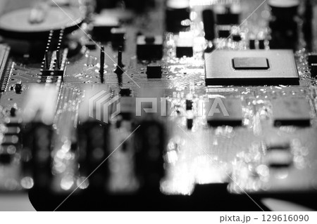 デジタル回路基板の配線のモノトーンイメージ デジタル回路基板の配線のモノトーンイメージ 129616090
