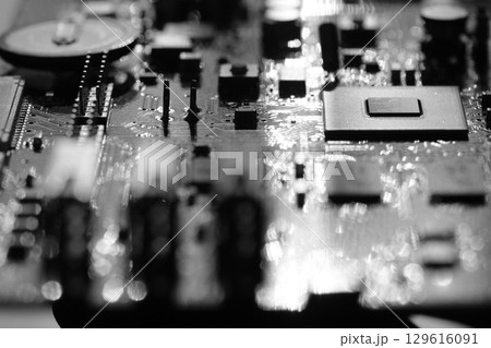 デジタル回路基板の配線のモノトーンイメージ 129616091
