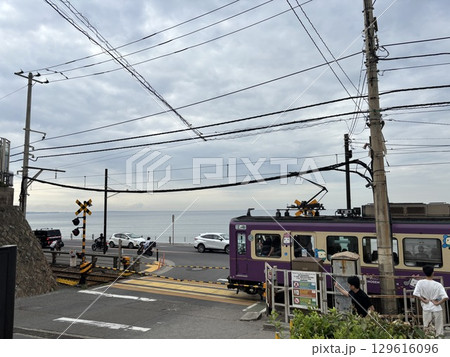 踏切を通過する江ノ電 踏切を通過する江ノ電 129616096