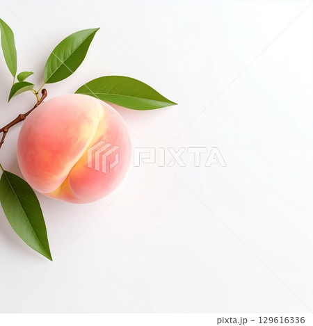 白背景に緑の葉付きの新鮮な桃 129616336
