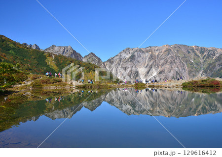 八方池と水鏡に映る白馬連峰　秋 129616412