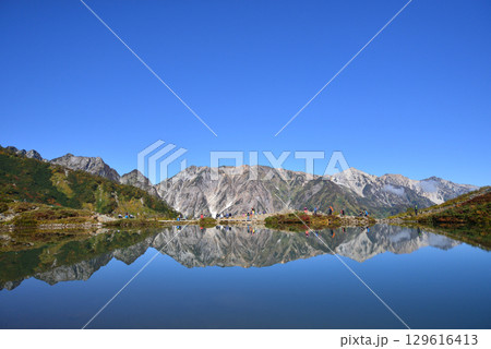 八方池と水鏡に映る白馬連峰　秋 129616413