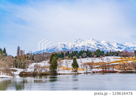 【新潟県上越市】妙高山を背景に、雪解けした松ヶ峯の情景 129616478