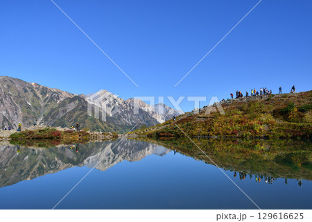 八方池と水鏡に映る白馬連峰 秋 129616625