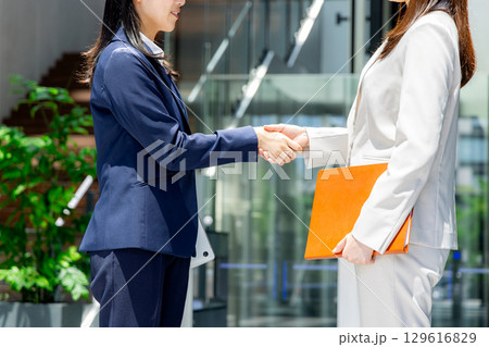 握手するビジネスマン 握手するビジネスマン 129616829