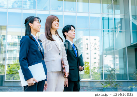 オフィス街に立つビジネスウーマン 129616832