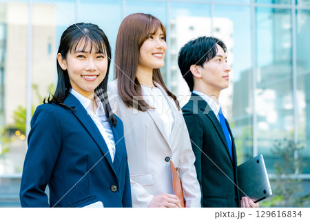 オフィス街に立つビジネスウーマン オフィス街に立つビジネスウーマン 129616834