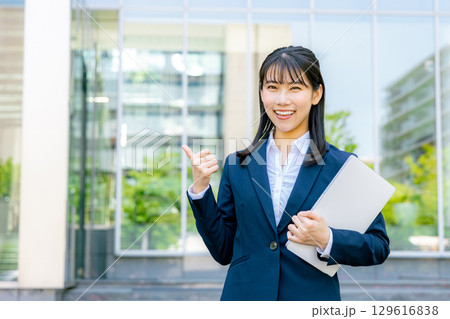 スーツのビジネスウーマン 129616838