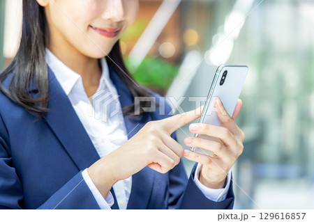 スマホを操作するビジネスウーマン 129616857