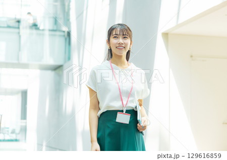 ファイルを持って考える若い女性 129616859