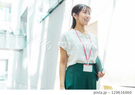 ファイルを持って考える若い女性 129616860