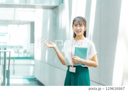 ファイルを持って考える若い女性 ファイルを持って考える若い女性 129616867