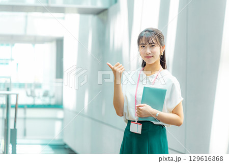 ファイルを持って考える若い女性 129616868