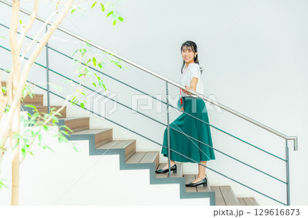ファイルを持って考える若い女性 129616873