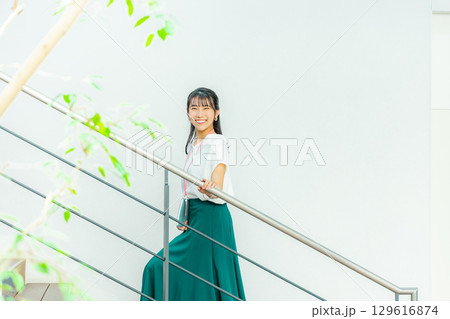 ファイルを持って考える若い女性 ファイルを持って考える若い女性 129616874