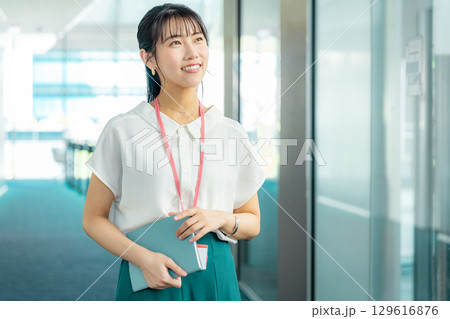 ファイルを持って考える若い女性 129616876