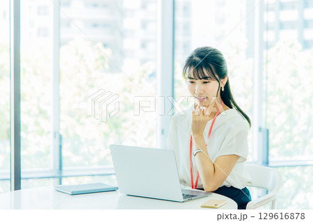 カフェで仕事をする若い女性 カフェで仕事をする若い女性 129616878