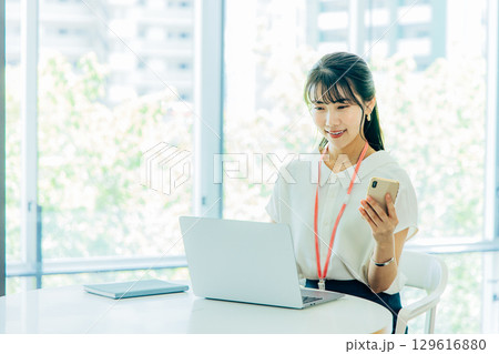 カフェで仕事をする若い女性 カフェで仕事をする若い女性 129616880