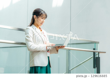 オフィス　ビジネスウーマン 129616885
