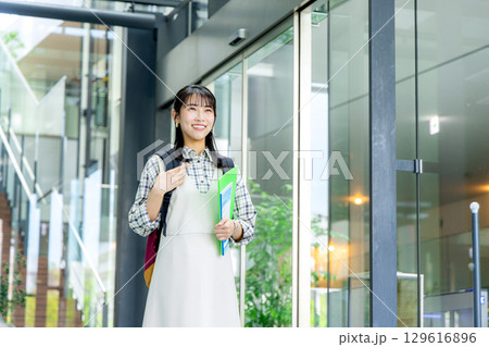 大学の廊下を歩く大学生 129616896