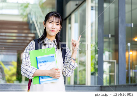 大学の廊下を歩く大学生 大学の廊下を歩く大学生 129616902